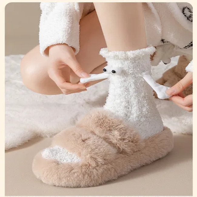 Autumn and Winter Coral Velvet Quirky Couple Model Jitterbug Explosion Section Will Hold Hands Socks Thickened Warm Pulling Hands Socks