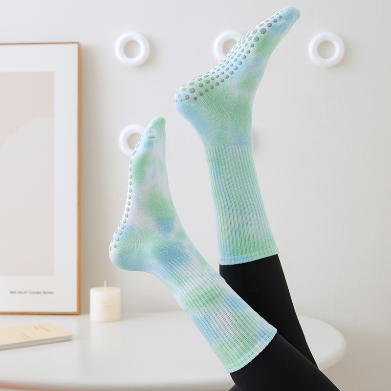 online selling Non-Slip Yoga Socks for Women Colorful Gradient Ladies Indoor Dance Floor Socks Mid-tube Cotton Pilates Yoga 