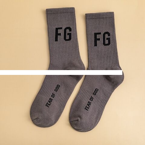 Custom Combed Cotton Crew Socks for Men Jacquard Logo on Bottom Knitted Sports Fashion Socks for Street