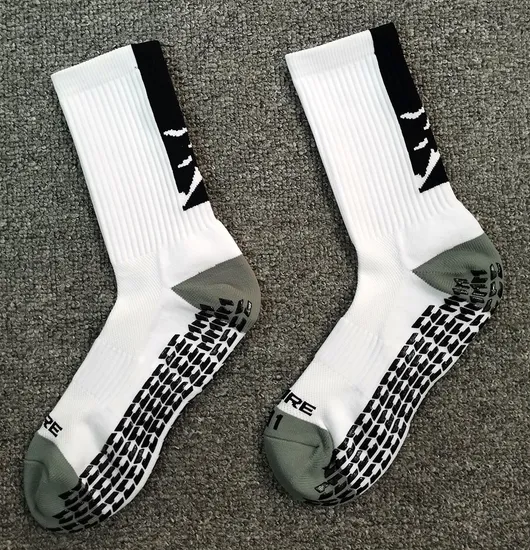 China Manufature Wholesale Custom Sports Grip Socks with Logo