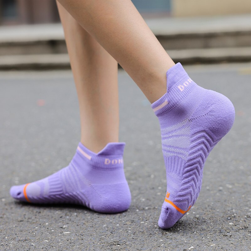 Custom Logo High Quality Winter Crew Jacquard New Letter Cute Breathable Athletic Socks Women Striped Sports Socks