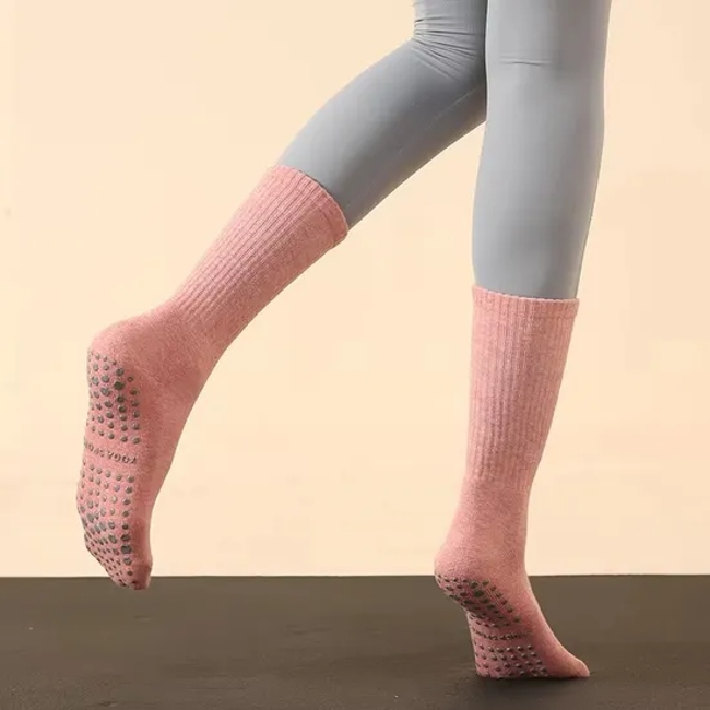 Custom Logo Indoor Gym Sports Non Slip Yoga Socks Women′s Cotton Terry Crew Trampoline Grip Pilates Socks