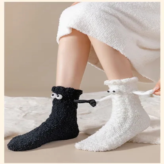Autumn and Winter Coral Velvet Quirky Couple Model Jitterbug Explosion Section Will Hold Hands Socks Thickened Warm Pulling Hands Socks