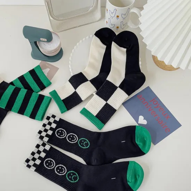 Customized Checkerboard Socks, Men′s and Women′s Pure Cotton Retro Green Sports Long Socks, Striped Smiling Face Combination Socks