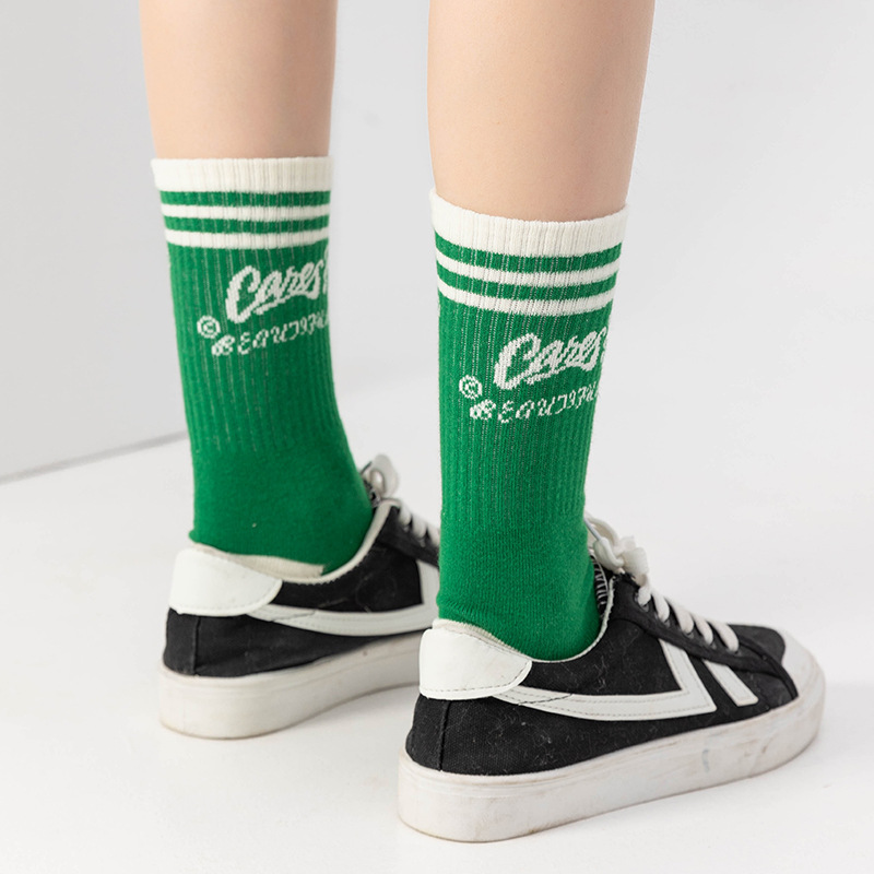 Product Development Sports Socks For Women In Autumn Winter Thickened Insulation Medium Tube Cotton Socks Outdoor Camping 
