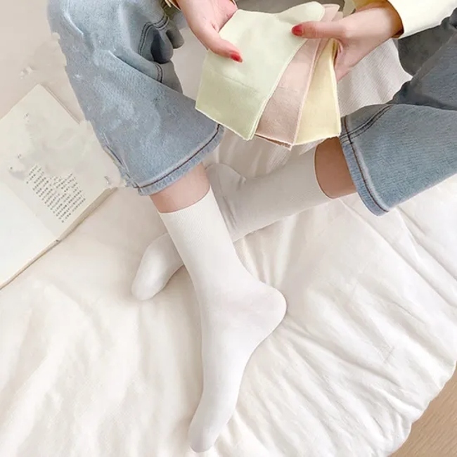 Women′s Casual Moisture Wicking Autumn Winter Solid Crew Cotton Socks for Women