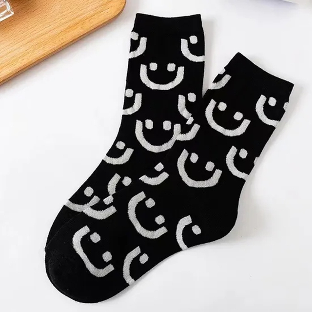 Socks Women′s MID-Calf Socks Smiley Cute Personality Ins Tide Black and White Colors Long Socks Sweet Cartoon Girls Sports Socks