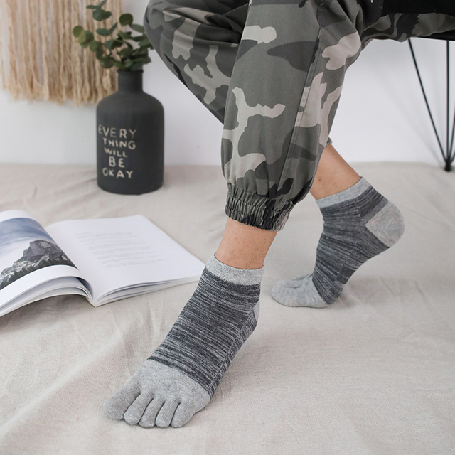 Custom Design Good Price sport bamboo anti slip men soccer Five fingers socks