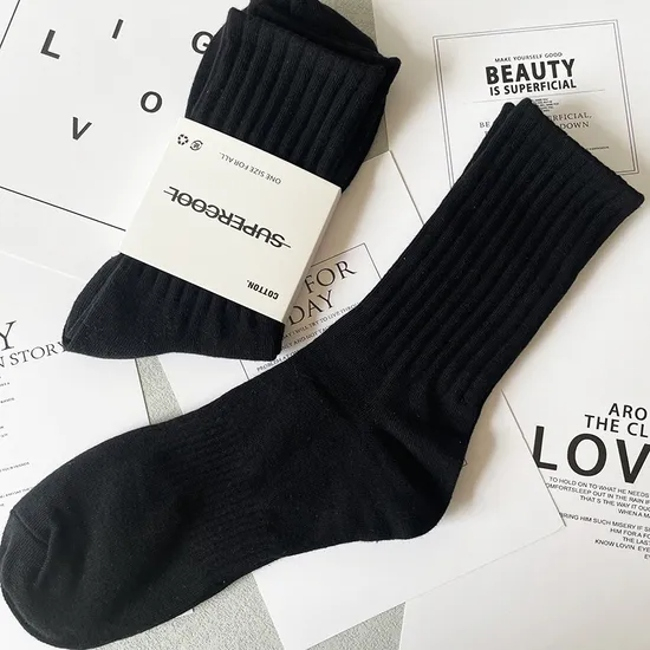 High Quality Low MOQ Fashionable Custom Logo Solid Colorful Knitted Cotton Crew Men′s Socks