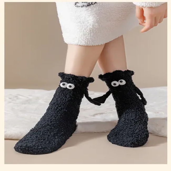 Autumn and Winter Coral Velvet Quirky Couple Model Jitterbug Explosion Section Will Hold Hands Socks Thickened Warm Pulling Hands Socks