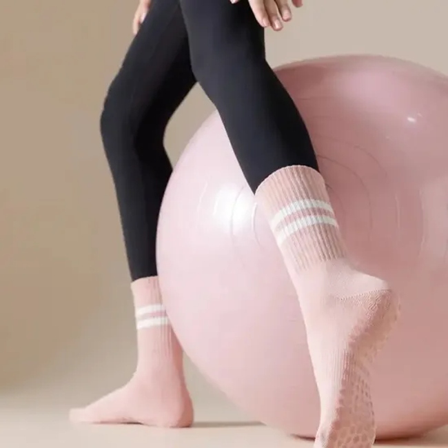 OEM Women′s High Quality Customizable Logo Grip Socks Wholesale Cotton and Nylon