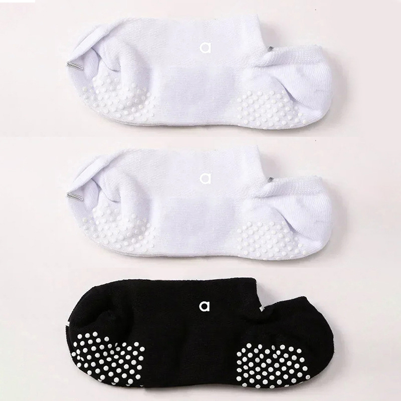 unique designs Sports Anti Slip Socks for Women Pilates Fitness Indoor Yoga Training Socks Comfortable and Breathable Cotton 