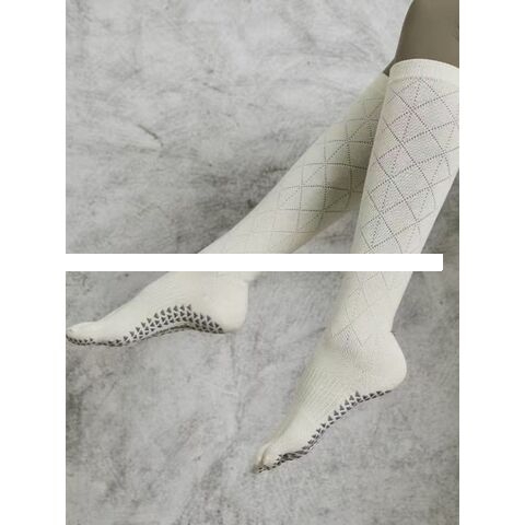 Source Factory pressure socks Yoga socks warm comfortable non slip custom grip logo Pilates women s socks