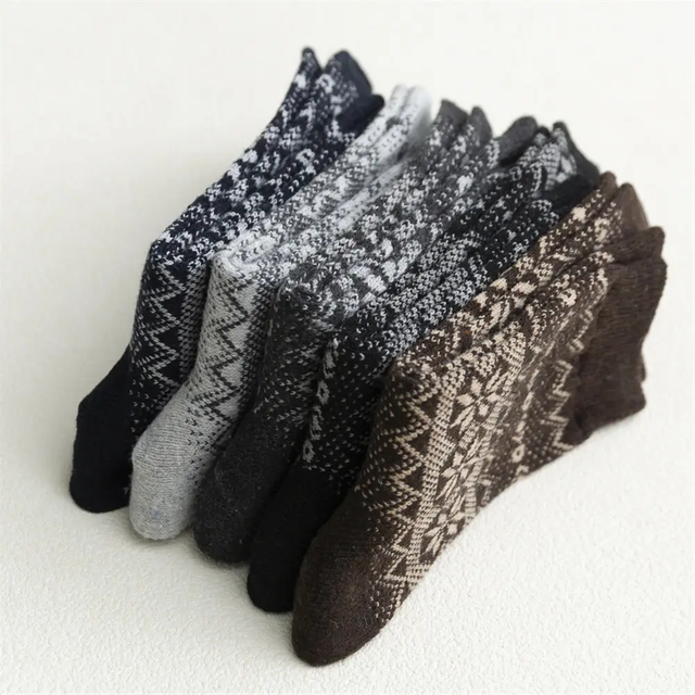 Wholesale Fashion Durable Design Novelty Sport Custom Soft Unisex Cotton Lnitted Crew socks