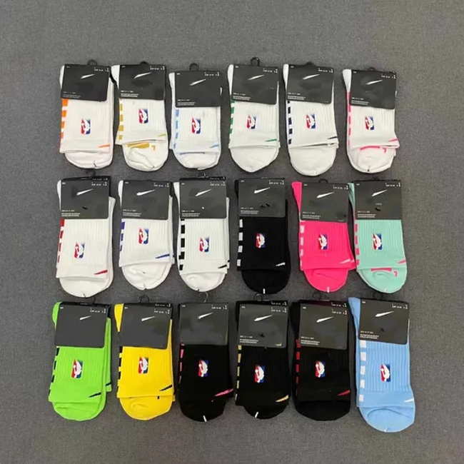 OEM Classic Athletic Elite Embroidery Socks Custom Thickened Premium Terry Crew Socks Men Basketball Team Training Sport Socks