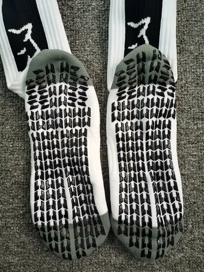 China Manufature Wholesale Custom Sports Grip Socks with Logo