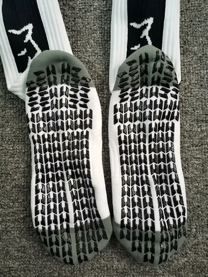 China Manufature Wholesale Custom Sports Grip Socks with Logo