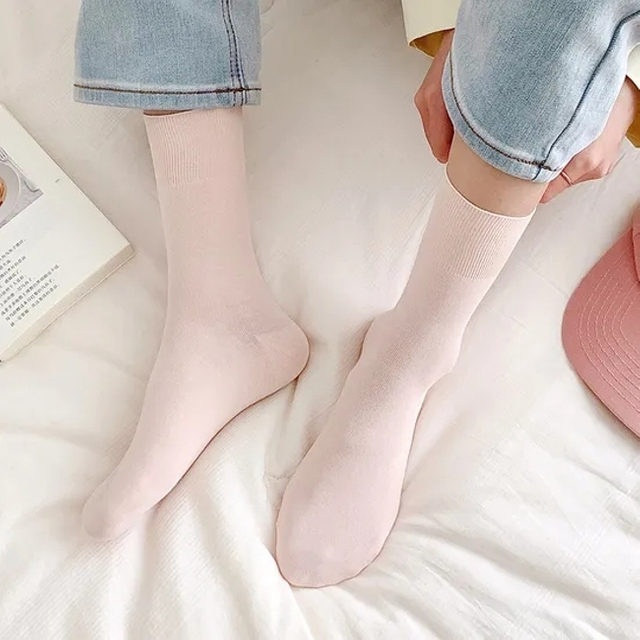 Women′s Casual Moisture Wicking Autumn Winter Solid Crew Cotton Socks for Women