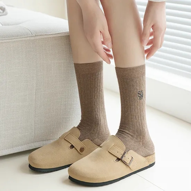 Embroidered Lettering Socks Combed Cotton Women′s Crew Pile Socks Custom Logo