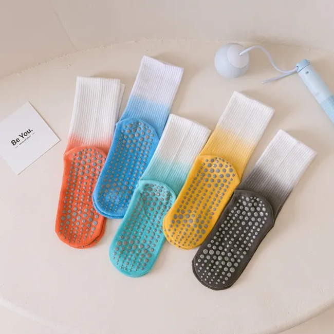 Customized Cross Border Summer Gradient Yoga Women′s Socks Glue Point Anti Slip Sports Socks Women′s Pilates Fitness Medium Tube Socks