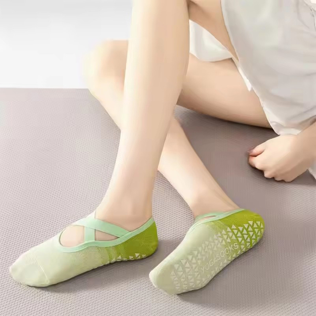 bulk buying of Gradient Silicone Yoga Non Slip Socks for Women's Pilates Fitness Grip Strength Indoor Dance Sports 