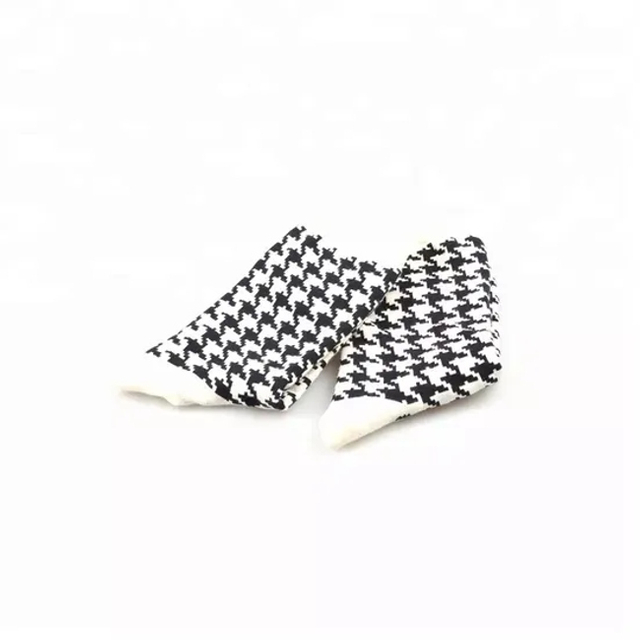 High Quality Classical White Men Women Plaid Crew Socks Wholesale Socks