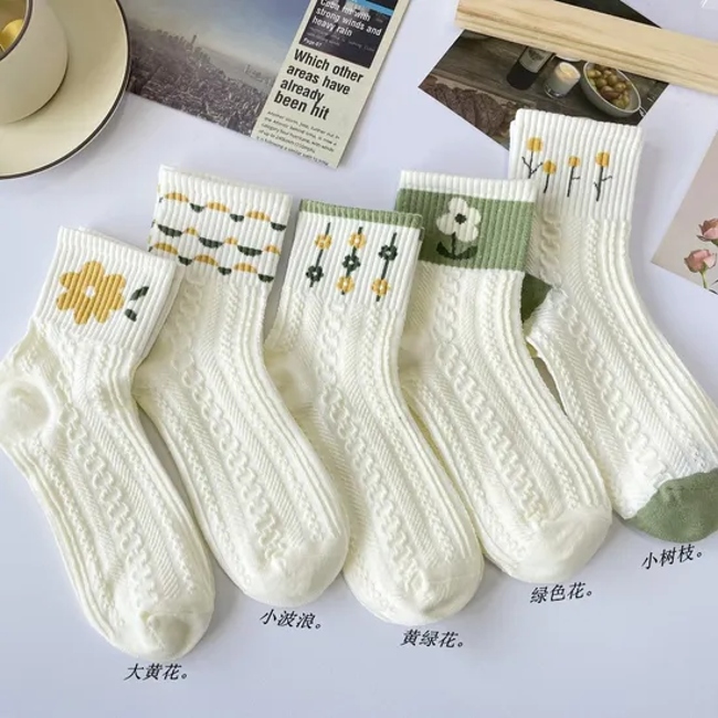 Socks Women′s Spring and Summer Thin Short Cotton Socks Sweat Absorbent Anti- Breathable Green Small Fresh Medium Cylinder Socks White Crushed Flower Socks