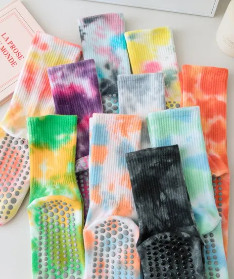 Fashion Hot Sale Custom Embroidery Logo Tie Dyed Anti Slip Resistant Crew Sports Summer Indoor Ladies′ Fitness Dancing Pilates Yoga Socks
