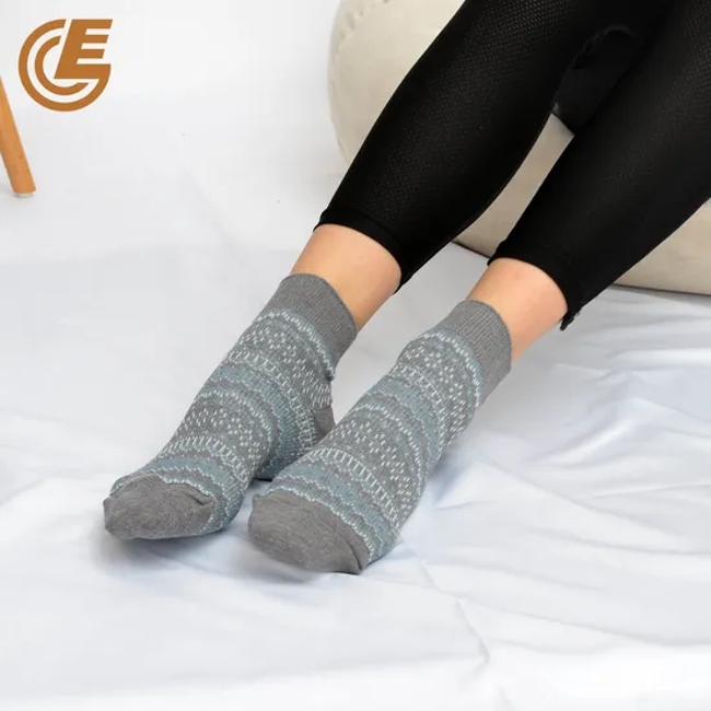 China Winter Thick Cotton Thermal Nordic Wool Crew Socks for Women