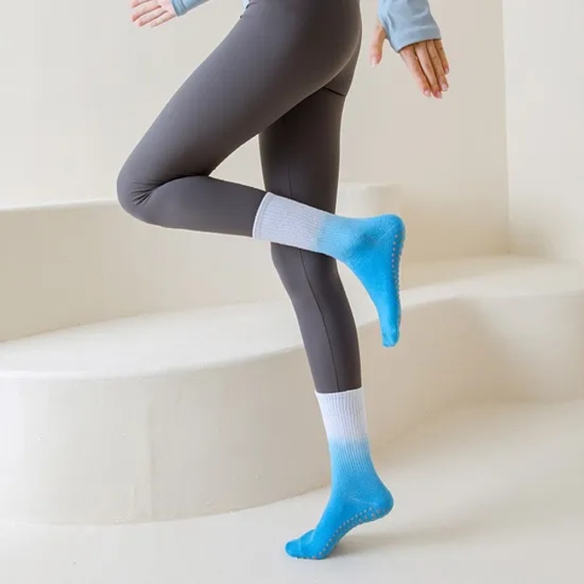 Customized Cross Border Summer Gradient Yoga Women′s Socks Glue Point Anti Slip Sports Socks Women′s Pilates Fitness Medium Tube Socks