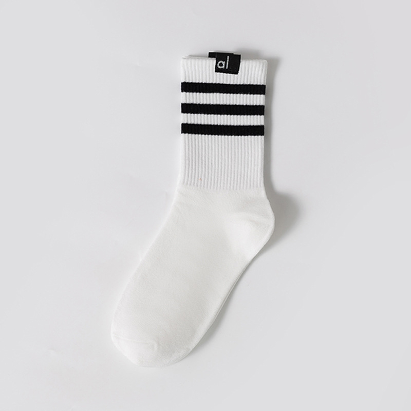 Label Design Classic Black White Socks Couple's Three Bar Sports Socks College Style Sports Socks Yoga Socks Floor 