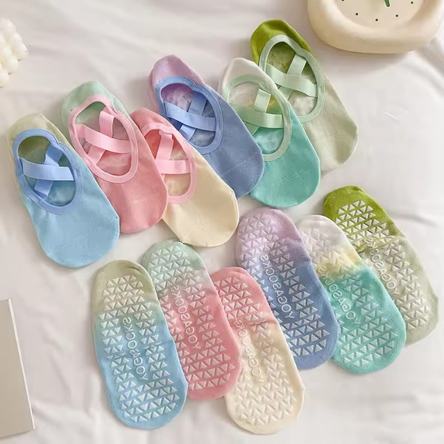 Global Supplier of Gradient Silicone Yoga Non Slip Socks for Women's Pilates Fitness Grip Strength Indoor Dance Sports 